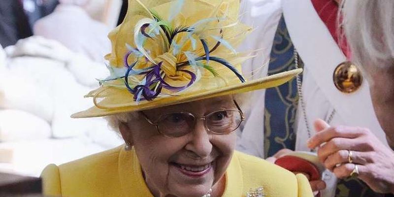 Королева закрыла бар в Букингемском дворце из-за пьянства лакеев
