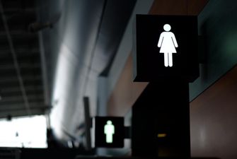 Россиянку задержали за антивоенную надпись в женском туалете