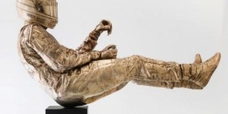 Британский портретист и скульптор Пол Оз увековечили в бронзе момент прохождения Сенной трассы в Спа