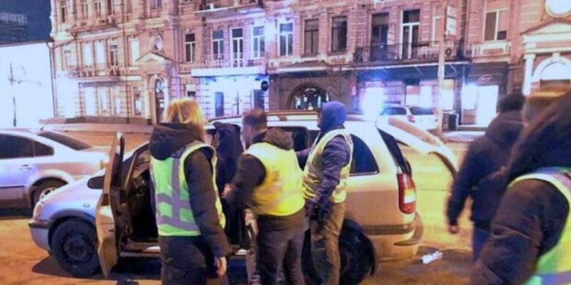 У Києві озброєний "таксист" обдирав пасажирів, як липку - фото та відео