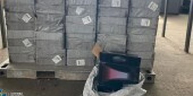 Везли цигаркову контрабанду з країн Перської затоки: в аеропорту Одеси викрили оборудку на 3 млн грн