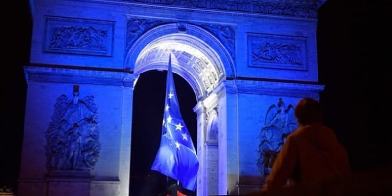 В Париже сняли флаг ЕС с Триумфальной арки