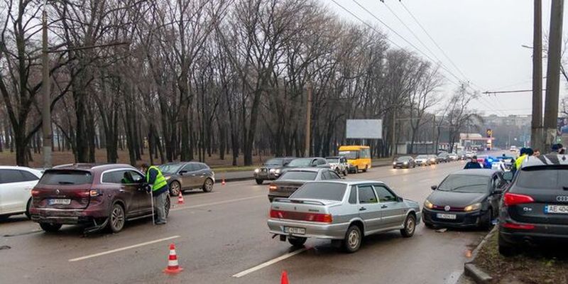 Авто разбросало по проспекту: в Днепре произошло масштабное ДТП. Фото