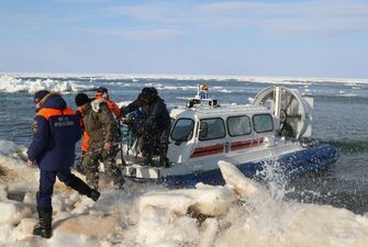 На російському Сахаліні у пастку потрапили 600 рибалок: їх крижину відірвало від берега – відео