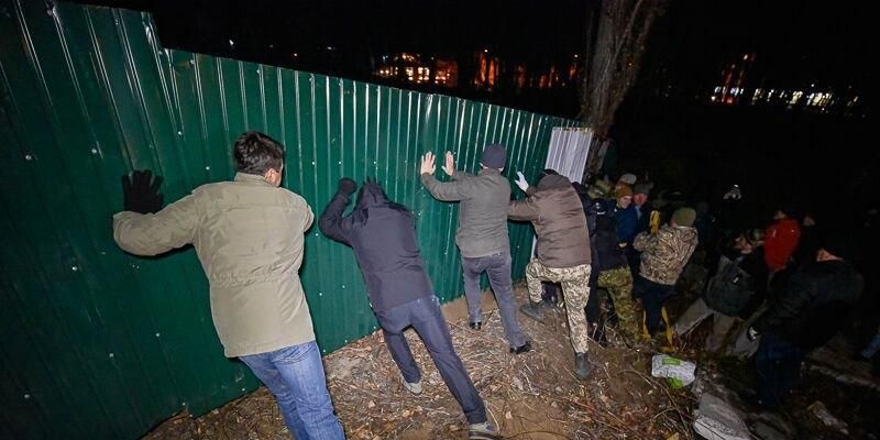 У Києві протестувальники знесли паркан на місці будівництва багатоповерхівки