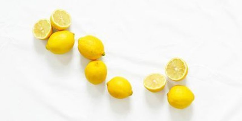 Украинцам советуют класть лимон в носок перед стиркой: зачем так делать