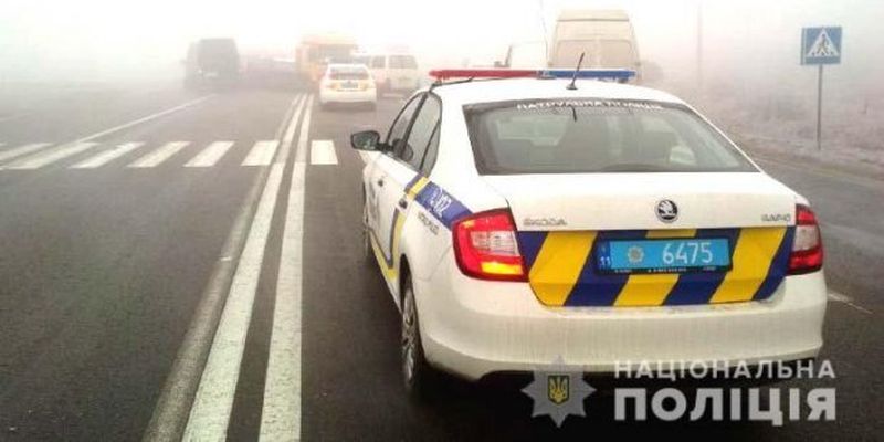 Через сильний туман зіштовхнулося сім машин: фото наслідків ДТП на Рівненщині