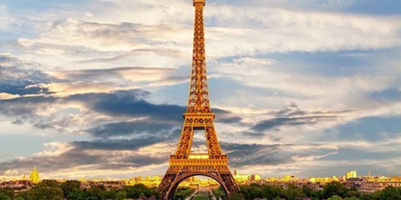 В Париже решили перекрасить Эйфелеву башню - оттенок не менялся последние 50 лет/К летним Олимпийским играм 2024 года