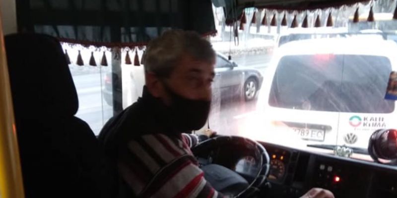 "Незачем было рожать": в Киеве маршрутчик не пустил в салон мужчину с двумя детьми