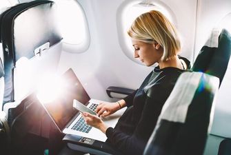 Кабмин разрешил украинцам пользоваться интернетом в самолете: детали инновации
