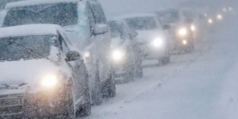 В России тысячи машин застряли на трассе из-за бурана: видео