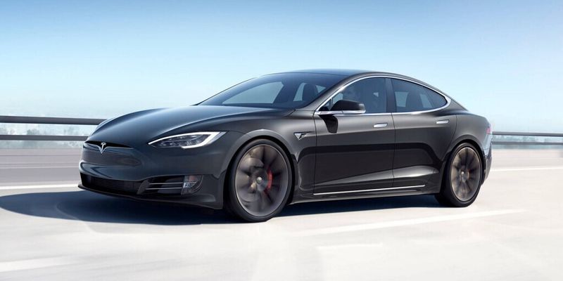 Автопилот электрокара Tesla пугает водителей своим поведением