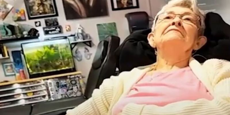 82-летняя старушка сделала татуировку в прямом эфире в соцсети. ВИДЕО