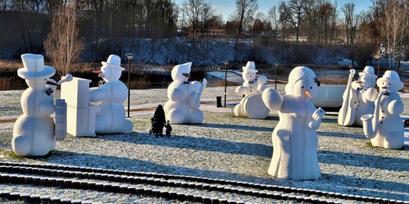 В Латвии туристы могут попасть в город гигантских снеговиков