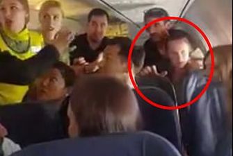 Пьяная туристка из Украины попыталась выгнать всех иностранцев из самолета