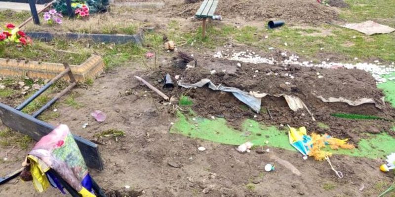 Помста через ревнощі: чоловік пошкодив могилу військового на Житомирщині