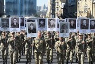 В Азербайджані президент та військові пройшли маршем до річниці початку війни у Карабасі