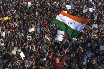 Во время протестов в Индии погибли уже шесть человек