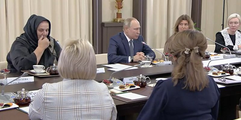 Встреча Путина с матерями военных оказалась фейком. СМИ узнали, кем на самом деле являются женщины