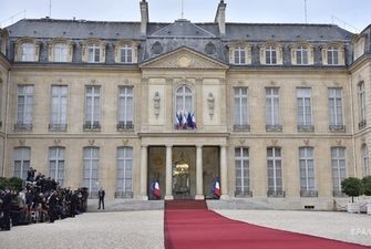 В Париже мужчина пытался пробраться в Елисейский дворец с горящей бутылкой