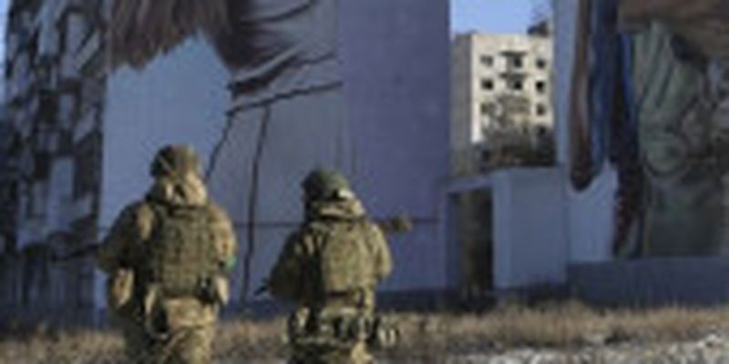 Українські військові у Бахмуті заявили, що російські війська намагаються оточити місто - CNN