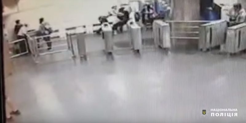 У харківському метро чоловік вдарив поліцейського ножем у груди