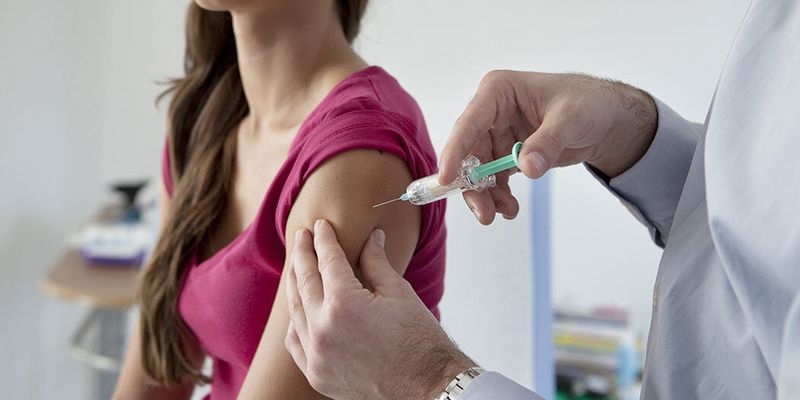 Не только COVID-19 или грипп: от чего вакцинироваться взрослым, календарь прививок и противопоказания