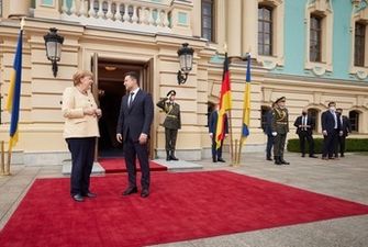 Меркель из Киева намекнула Москве, что через 25 лет Германия откажется от российского газа