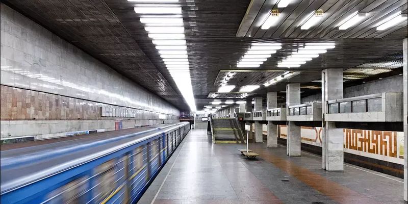 В Киеве возобновили работу "заминированных" станций метро - взрывчатку не нашли