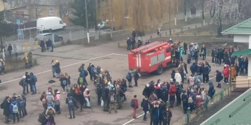 Під Києвом школярі влаштували "бойкот" урокам: без поліцейських та медиків не обійшлося