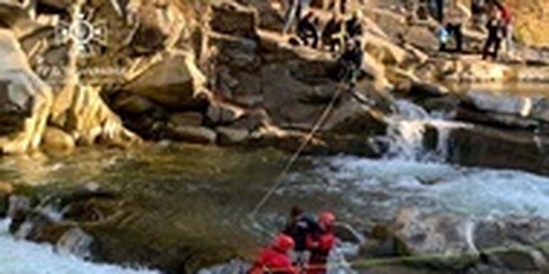 В Карпатах девочка и двое мужчин застряли у водопада