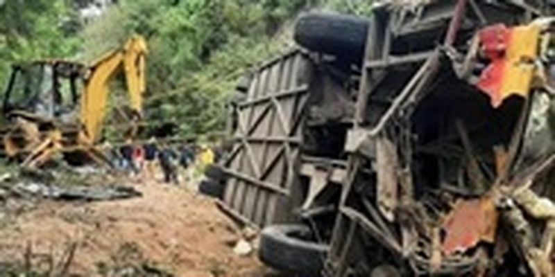 В Мексике автобус упал в ущелье: 29 человек погибли