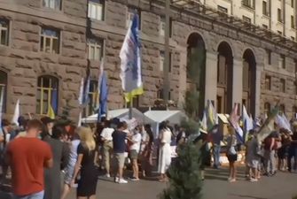 У центрі Києва - протести: вкладники банку "Аркада" планують встановити намети біля ОП