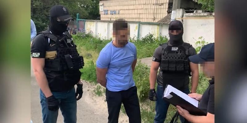 У Києві затримали чиновника, який вимагав у власника маршруток гроші за «нестворювання перешкод»