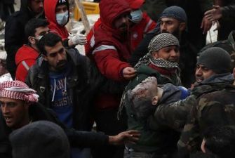 Смертоносное землетрясение в Турции и Сирии унесло жизни более 7700 жертв