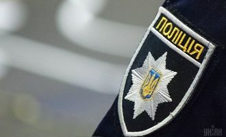 В Николаеве мужчина написал на участке полиции "псарня" и назвал это благоустройством