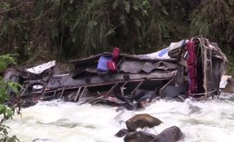 В Перу пассажирский автобус сорвался со скалы: десятки жертв и раненых