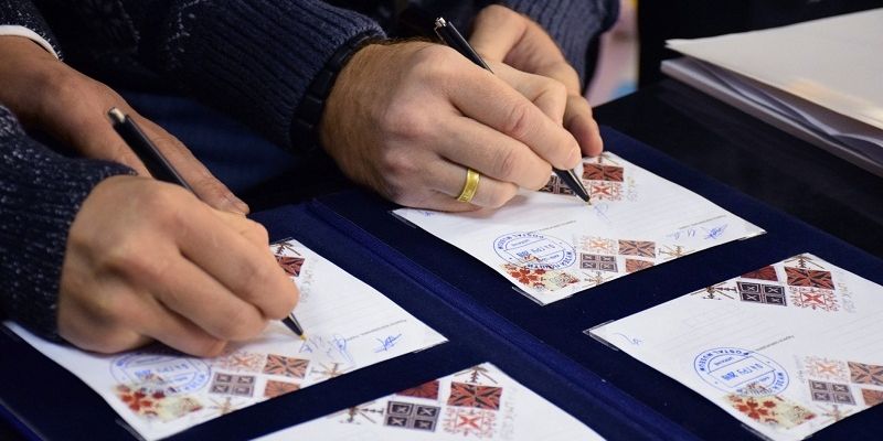 В Киеве презентовали почтовый конверт, украшенный ветеранами АТО в рамках проекта "Артрехаб"