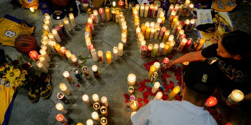 Море слез и людей в желтом: как со свечами и мячами в Лос-Анджелесе почтили память Коби Брайанта