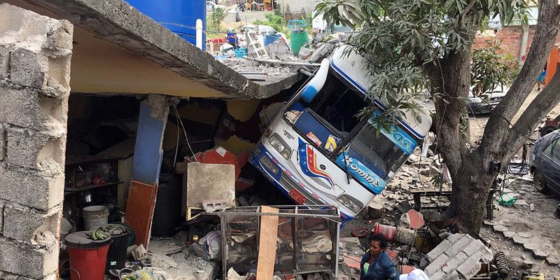 Землетрясение в Эквадоре 6,8 баллов: есть жертвы, дома падают в воду