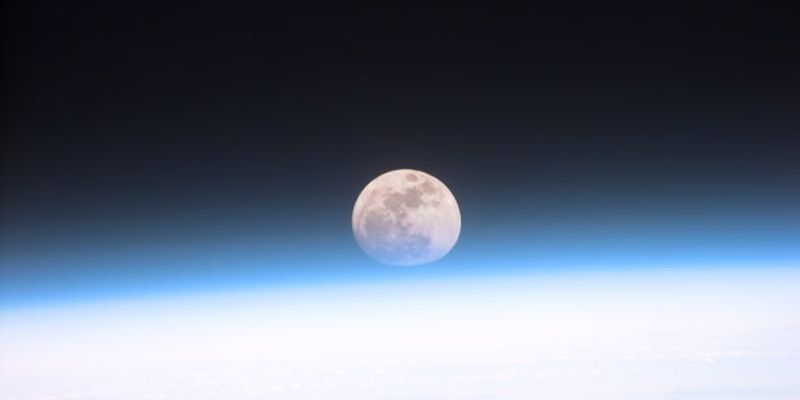 НЛО показались в прямом эфире: астроном наблюдал за Луной и случайно показал правду всему миру