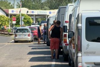 5-кілометрові черги на угорському кордоні: голодні українці непритомніють, фото