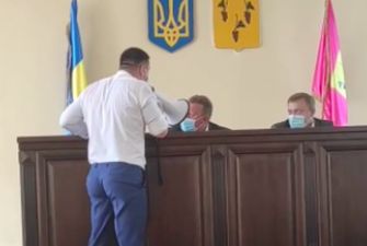 Кричал на мэра в громкоговоритель: под Харьковом "буйного" депутата успокаивала полиция
