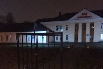 У РФ біля поліклініки встановили ворота без паркану: щовечора сторож замикає їх на замок – фото