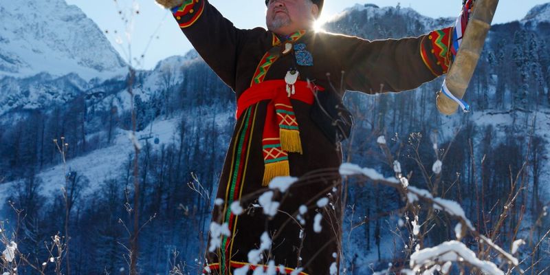 На горнолыжном курорте в Сочи шаман призывал снег хлебом и сладостями