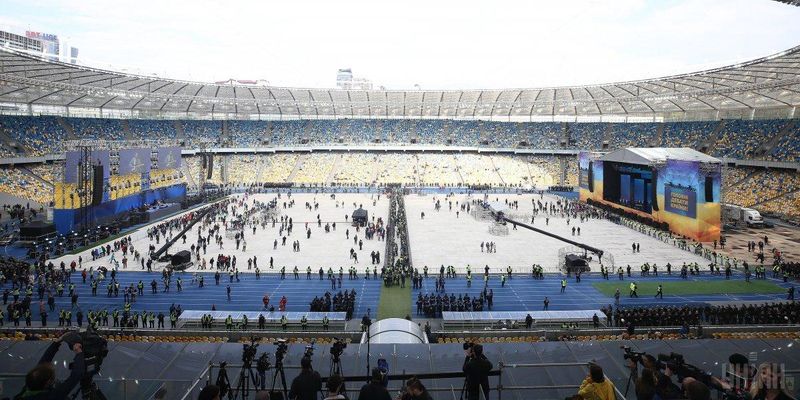 Дебати на "Олімпійському": сцени Зеленського та Порошенка перегукуються вітанням "Слава Україні!"