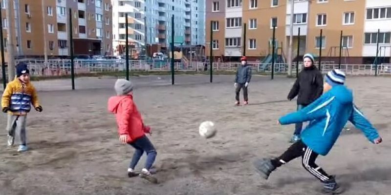 Під світлом фар грають у футбол: українські діти показали "середній палець" енергетичному терору росії