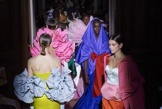 Да будет цвет: роскошные платья, перья и банты в новой коллекции Valentino Haute Couture