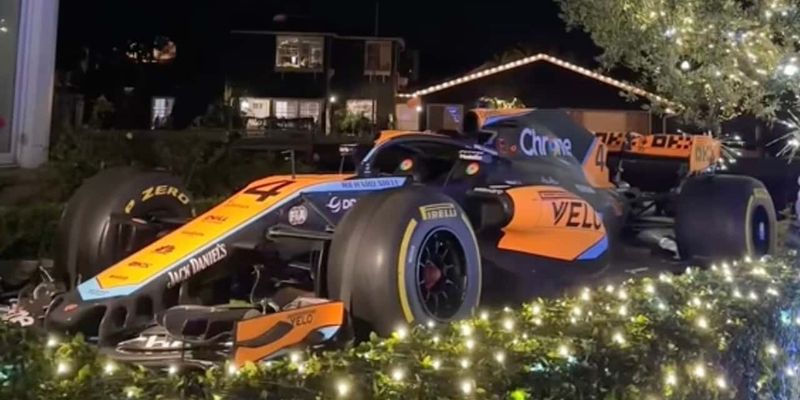 Настоящий McLaren F1 стал часть новогоднего украшения