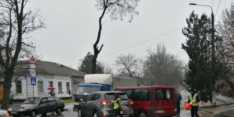 В центре Николаева на перестарке столкнулись Renault, Nissan и грузовик